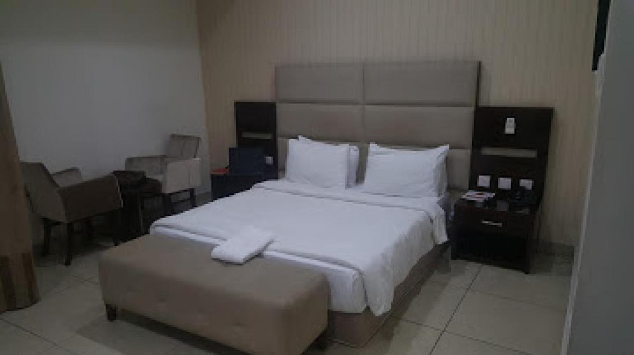 Room In Lodge - Full Moon Hotel Оверри Экстерьер фото